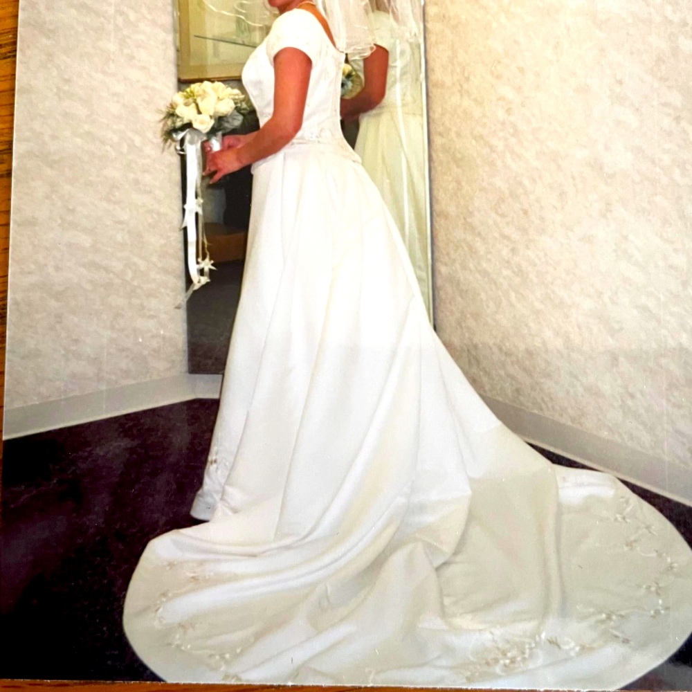 Beautiful, classic wedding dress. Size 12.